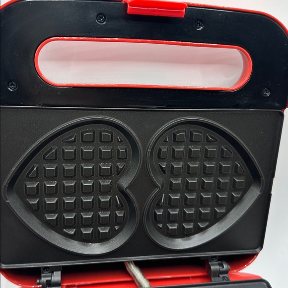 Housewares 4-Section Heart Shaped Waffle Maker. - Picture 5 of 9